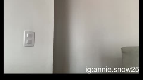 Snapshot of annie_snow_ chatting on 02.05.25 JEANNE no olvides seguirme dont forget follow me  uu online show from 02.05.25