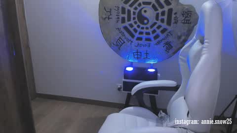 Snapshot of annie_snow_ chatting on 02.18.25 JEANNE no olvides seguirme dont forget follow me  uu online show from 02.18.25