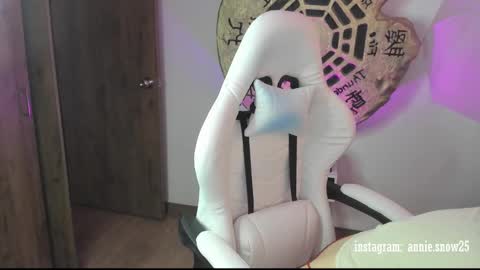 Snapshot of annie_snow_ chatting on 02.21.25 JEANNE no olvides seguirme dont forget follow me  uu online show from 02.21.25