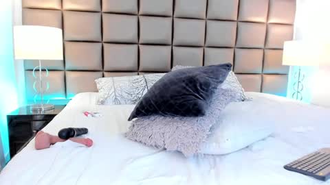 Snapshot of annyhizzle chatting on 02.22.25 online show from 02.22.25