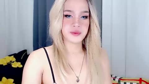 Snapshot of arianne_xoxo777 chatting on 03.01.25 ARIANNE CUMS online show from 03.01.25