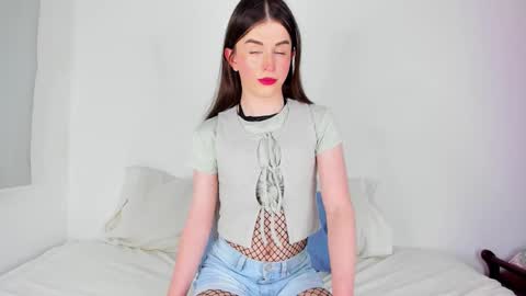 Snapshot of arielmishel chatting on 10.31.25 Ariel Mishel online show from 10.31.25