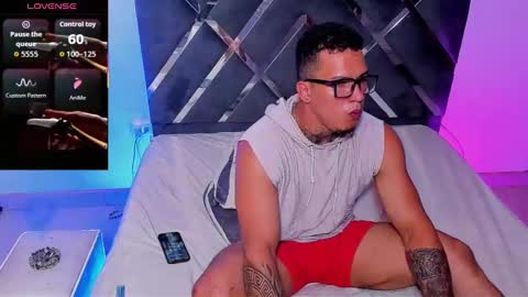 Snapshot of arnold_sexy_hot98 chatting on 09.15.25 arnold sexy hot98 online show from 09.15.25