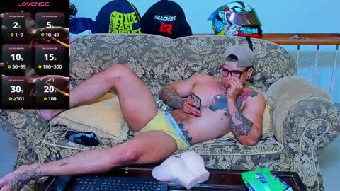 Snapshot of arnold_sexy_hot98 chatting on 10.07.25 arnold sexy hot98 online show from 10.07.25