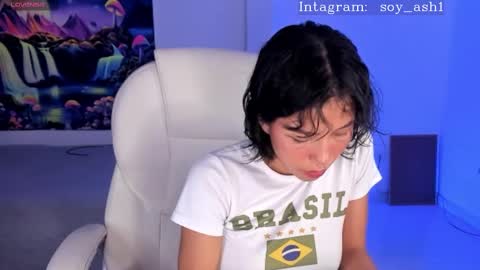 Snapshot of ashlleycam chatting on 02.12.25 Fer online show from 02.12.25