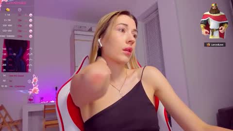 Snapshot of askcaroline chatting on 09.26.25 Caroline online show from 09.26.25