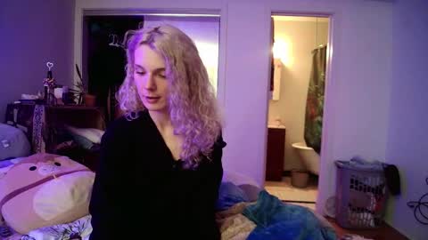 Snapshot of astorialove chatting on 02.19.25 AstoriaLove online show from 02.19.25