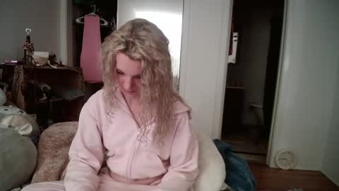 Snapshot of astorialove chatting on 03.06.25 AstoriaLove online show from 03.06.25