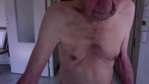 Snapshot of auguste061400 chatting on 01.10.25 auguste061400 online show from 01.10.25