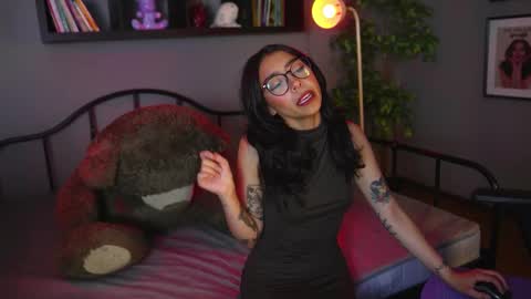 Snapshot of aura_soul_ chatting on 11.10.25 A U R A online show from 11.10.25