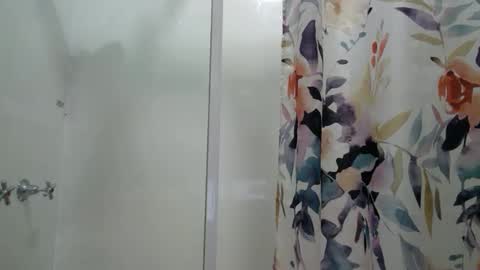 Snapshot of aussielovingxxx chatting on 12.17.24 Milf4u online show from 12.17.24