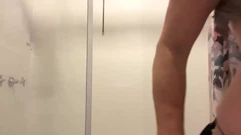 Snapshot of aussielovingxxx chatting on 09.20.25 Milf4u online show from 09.20.25