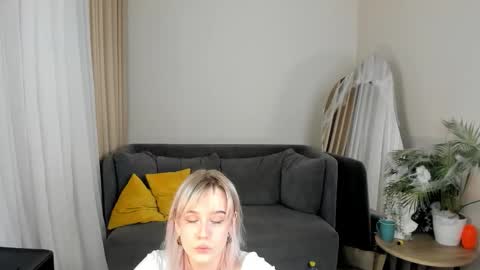 Snapshot of avabloom_ chatting on 11.02.25 avabloom_ online show from 11.02.25