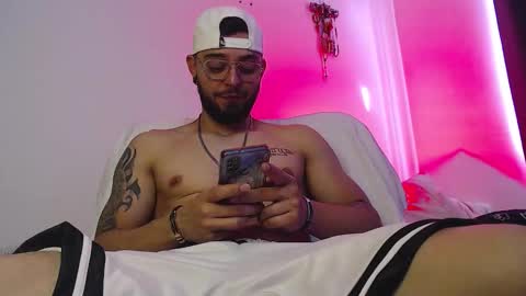 Snapshot of axel_7070 chatting on 10.26.25 Independiente Model online show from 10.26.25