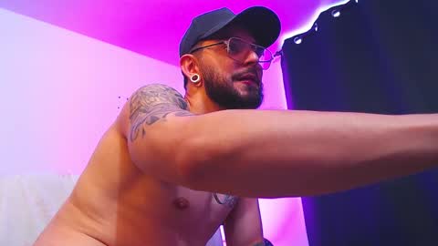 Snapshot of axel_7070 chatting on 10.31.25 Independiente Model online show from 10.31.25