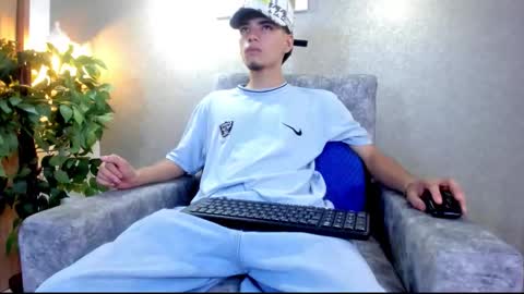 Snapshot of axel_wiliams chatting on 10.10.25 axel  online show from 10.10.25