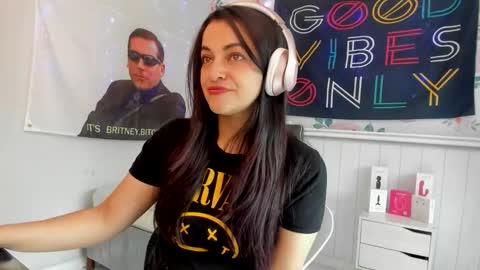 Azucena R online show from 10.18.25