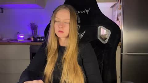 Snapshot of babyytonight chatting on 09.30.25 NEXT STREAM  1AM GMT3  Alice    online show from 09.30.25