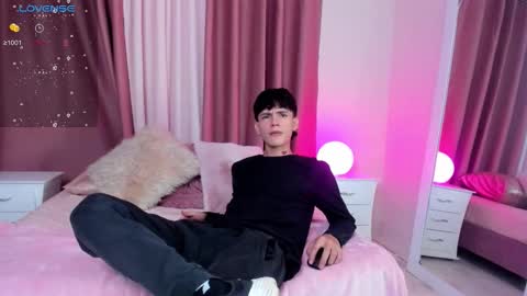 Snapshot of badboy_one chatting on 10.21.25 jhojan online show from 10.21.25