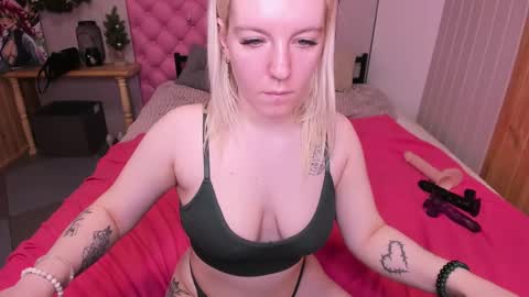 Snapshot of baiambel_mi chatting on 02.06.25 holly online show from 02.06.25