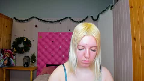 Snapshot of baiambel_mi chatting on 02.18.25 holly online show from 02.18.25