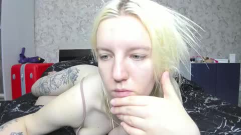 Snapshot of baiambel_mi chatting on 09.09.25 holly online show from 09.09.25