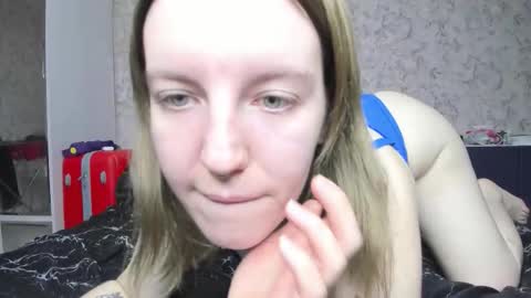 Snapshot of baiambel_mi chatting on 09.11.25 holly online show from 09.11.25