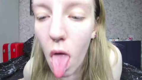 Snapshot of baiambel_mi chatting on 10.14.25 holly online show from 10.14.25