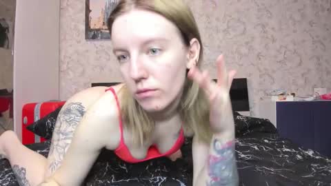 Snapshot of baiambel_mi chatting on 10.19.25 holly online show from 10.19.25