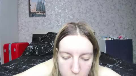 Snapshot of baiambel_mi chatting on 10.29.25 holly online show from 10.29.25