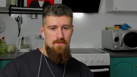 Snapshot of bearded_legend chatting on 09.10.25 Zeus online show from 09.10.25