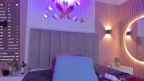 Snapshot of beauty_milf4 chatting on 03.02.25 Chantall online show from 03.02.25