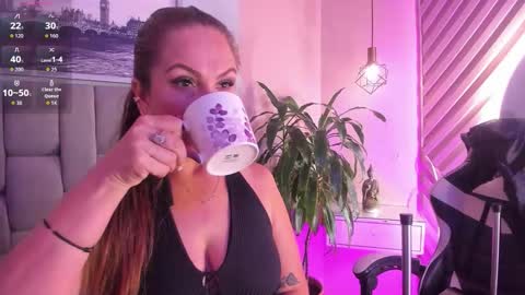 Snapshot of beauty_milf4 chatting on 10.15.25 Chantall online show from 10.15.25