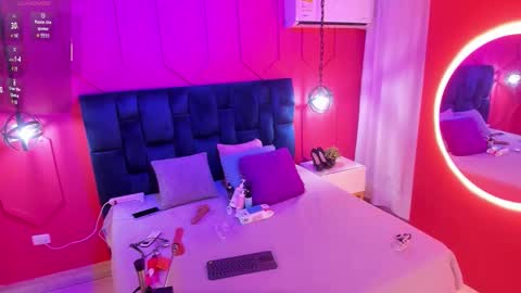 Snapshot of beauty_milf4 chatting on 10.19.25 Chantall online show from 10.19.25