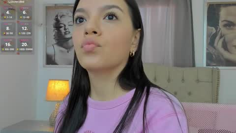 Snapshot of beautyari_ chatting on 10.07.25 Ariana Reyes online show from 10.07.25