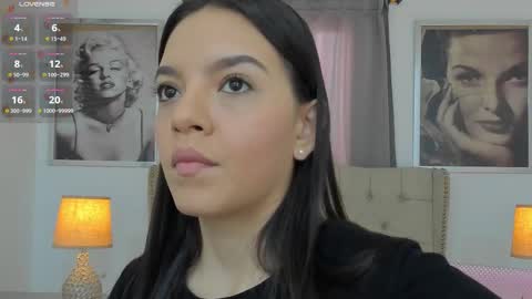 Snapshot of beautyari_ chatting on 10.08.25 Ariana Reyes online show from 10.08.25