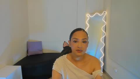 Snapshot of beella_tay1 chatting on 09.10.25 BELLA online show from 09.10.25