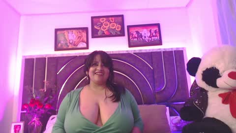 Snapshot of bella_taylor_a chatting on 01.23.25  Bella Taylore  online show from 01.23.25