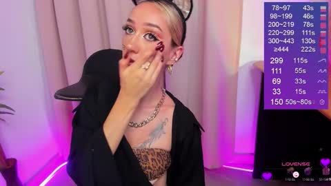 Snapshot of bella_white19 chatting on 09.27.25 Bella White online show from 09.27.25