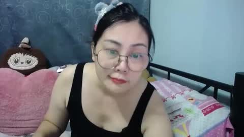 Snapshot of bellbabe chatting on 10.15.25 Bella online show from 10.15.25