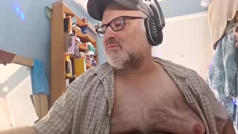 Snapshot of bendavewill chatting on 12.19.24 Bendavewill online show from 12.19.24