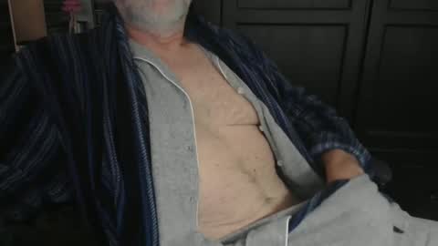 Snapshot of bendrinkin chatting on 01.28.25 bendrinkin online show from 01.28.25