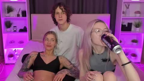 Snapshot of best_trip chatting on 02.15.25 Danny and Kira online show from 02.15.25