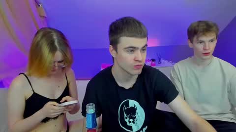 Snapshot of best_trip chatting on 02.17.25 Danny and Kira online show from 02.17.25