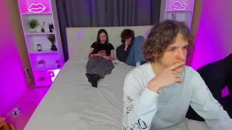 Snapshot of best_trip chatting on 03.04.25 Danny and Kira online show from 03.04.25