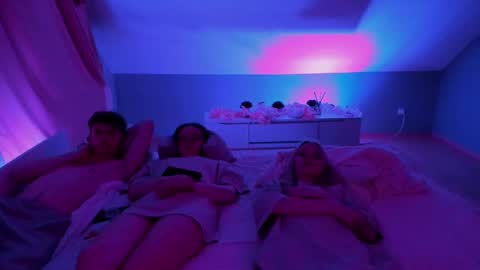 Snapshot of best_trip chatting on 03.10.25 Danny and Kira online show from 03.10.25