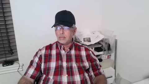 Snapshot of bigdylan17 chatting on 11.11.25 Dylan 56 Taleah 53 online show from 11.11.25