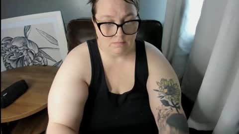 Snapshot of bigtittybbw chatting on 10.14.25 bigtittybbw online show from 10.14.25