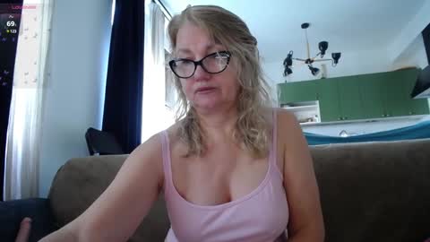 Snapshot of blond_woman chatting on 02.08.25 Karina online show from 02.08.25