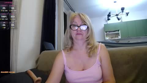 Snapshot of blond_woman chatting on 02.16.25 Karina online show from 02.16.25